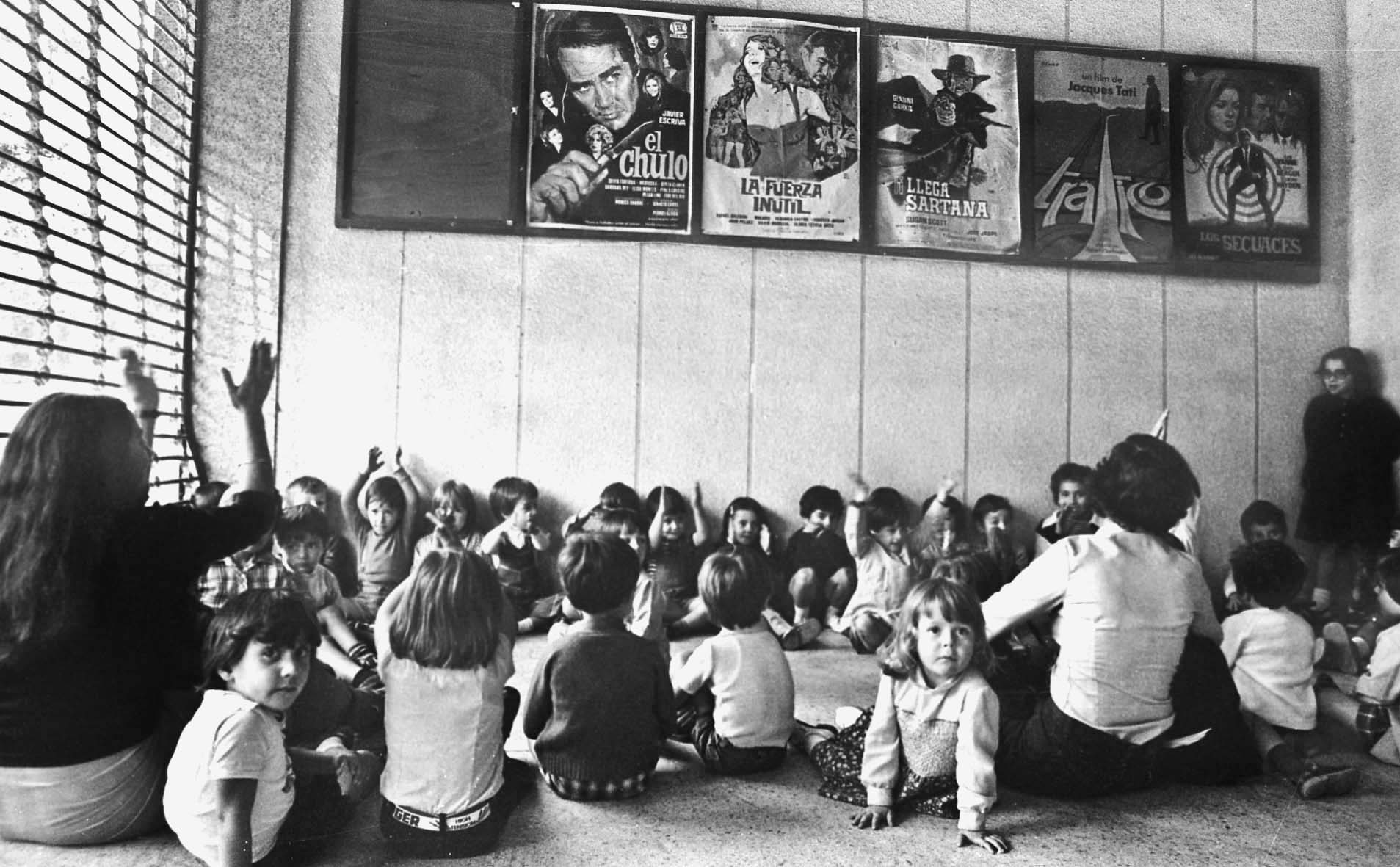 Faltan escuelas en el barrio. Utilizan un cine en Ciutat Meridiana, 1977 (Pepe Encinas)