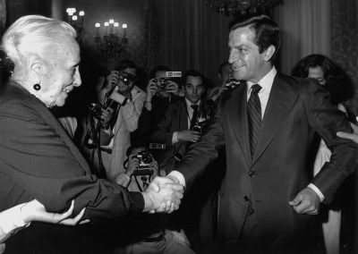 Adolfo Suárez y la dirigente histórica del PCE, Dolores Ibárruri, ‘La Pasionaria’, en la primera sesión de las Cortes Democráticas del 14 de julio de 1977