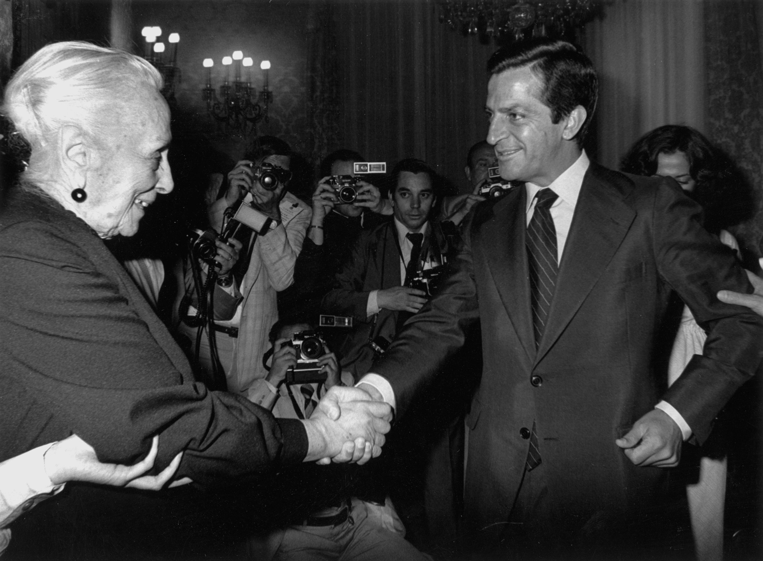 Adolfo Suárez y la dirigente histórica del PCE, Dolores Ibárruri, 'La Pasionaria', se estrechan la mano en la primera sesión de las Cortes Democráticas del 14 de julio de 1977. Marisa Florez