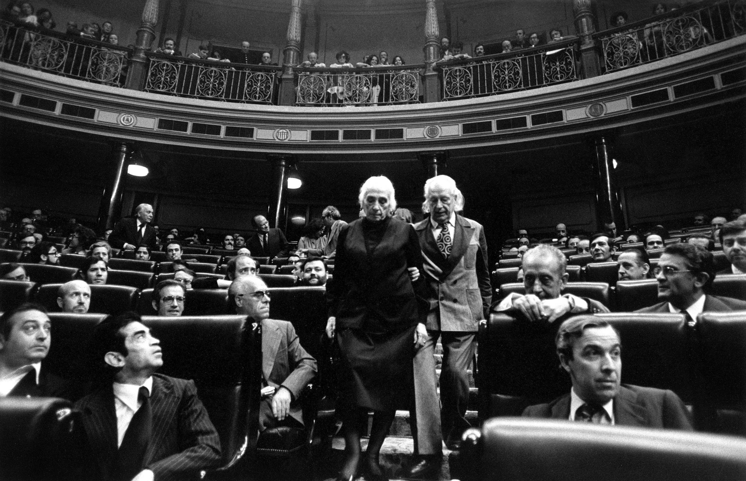 Dolores Ibárruri, la Pasionaria, y Rafael Alberti en el Congreso de los Diputados Cortes Constituyentes, 13 de julio de 1977