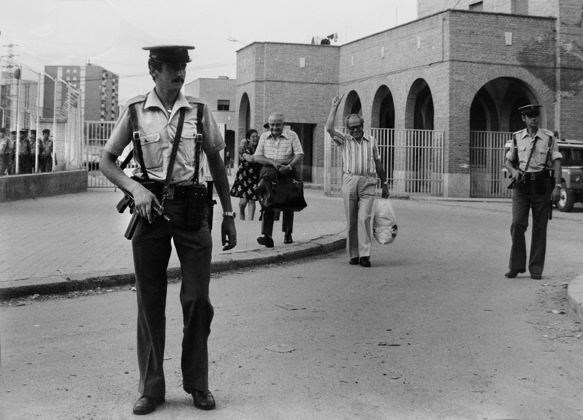 Amnistía 1976. Sánchez Montero sale de la prisión de Carabanchel.©Ricardo Martín, 1976