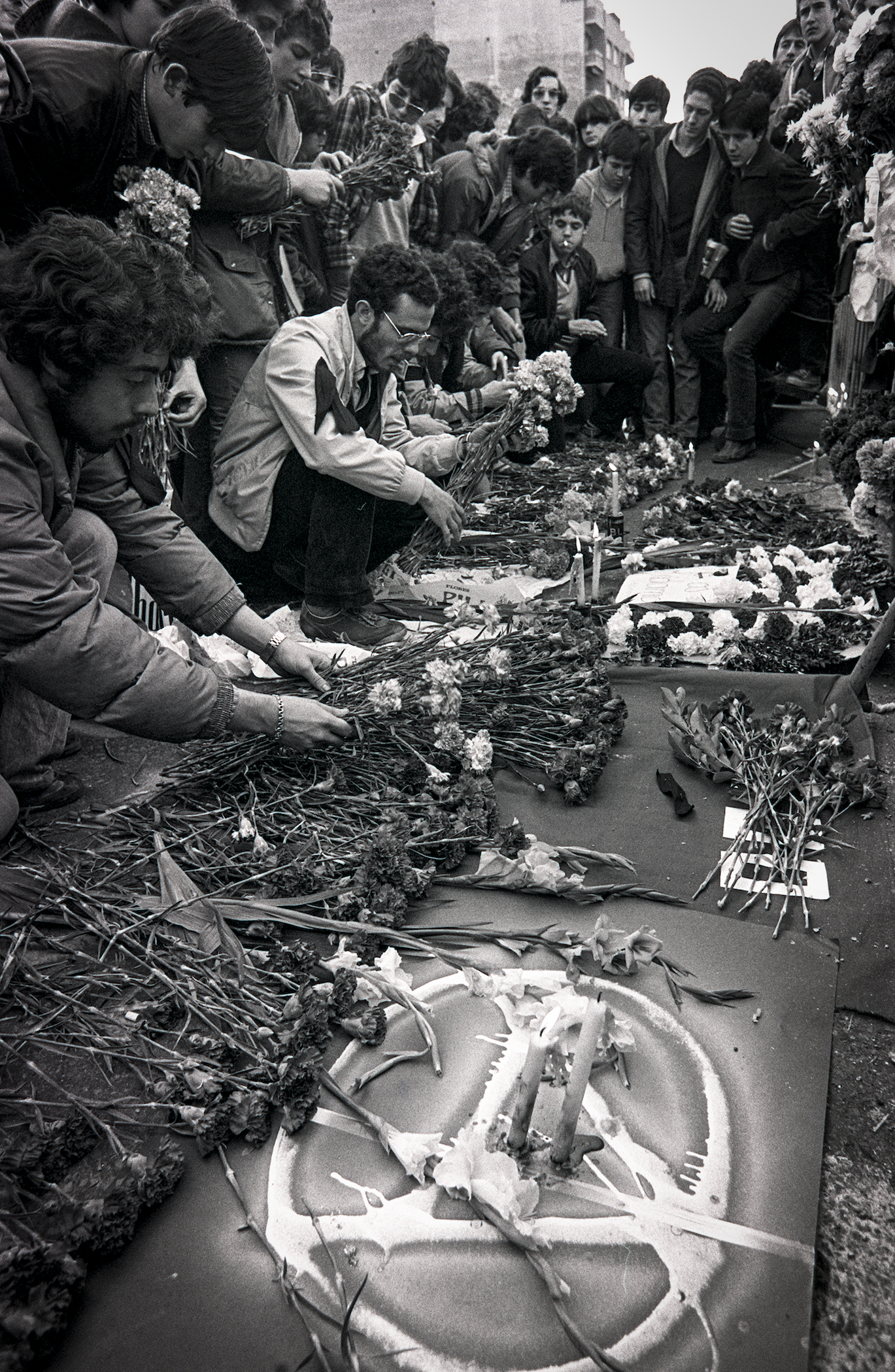 óvenes ponen velas por la muerte por disparos de la policía de dos estudiantes (Bernardo Pérez, 1979)