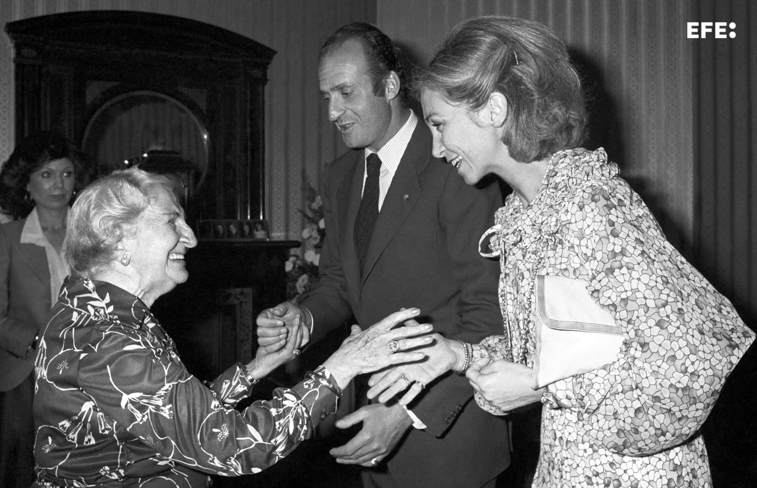 Los reyes Juan Carlos y Sofía saludan a Dolores Rivas Cherif, viuda del ex presidente Manuel Azaña