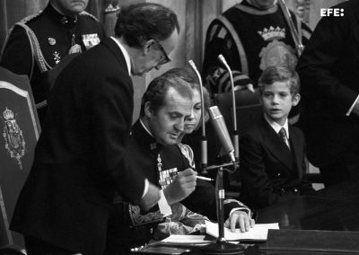 El rey Juan Carlos sanciona la Constitución