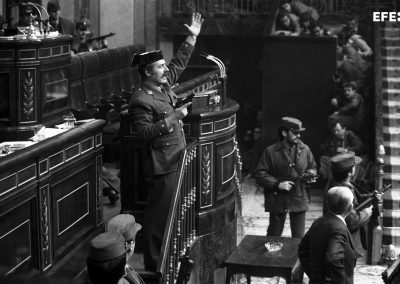 El teniente coronel Tejero irrumpe, pistola en mano, en el Congreso de los Diputados. 23 Febrero 1981