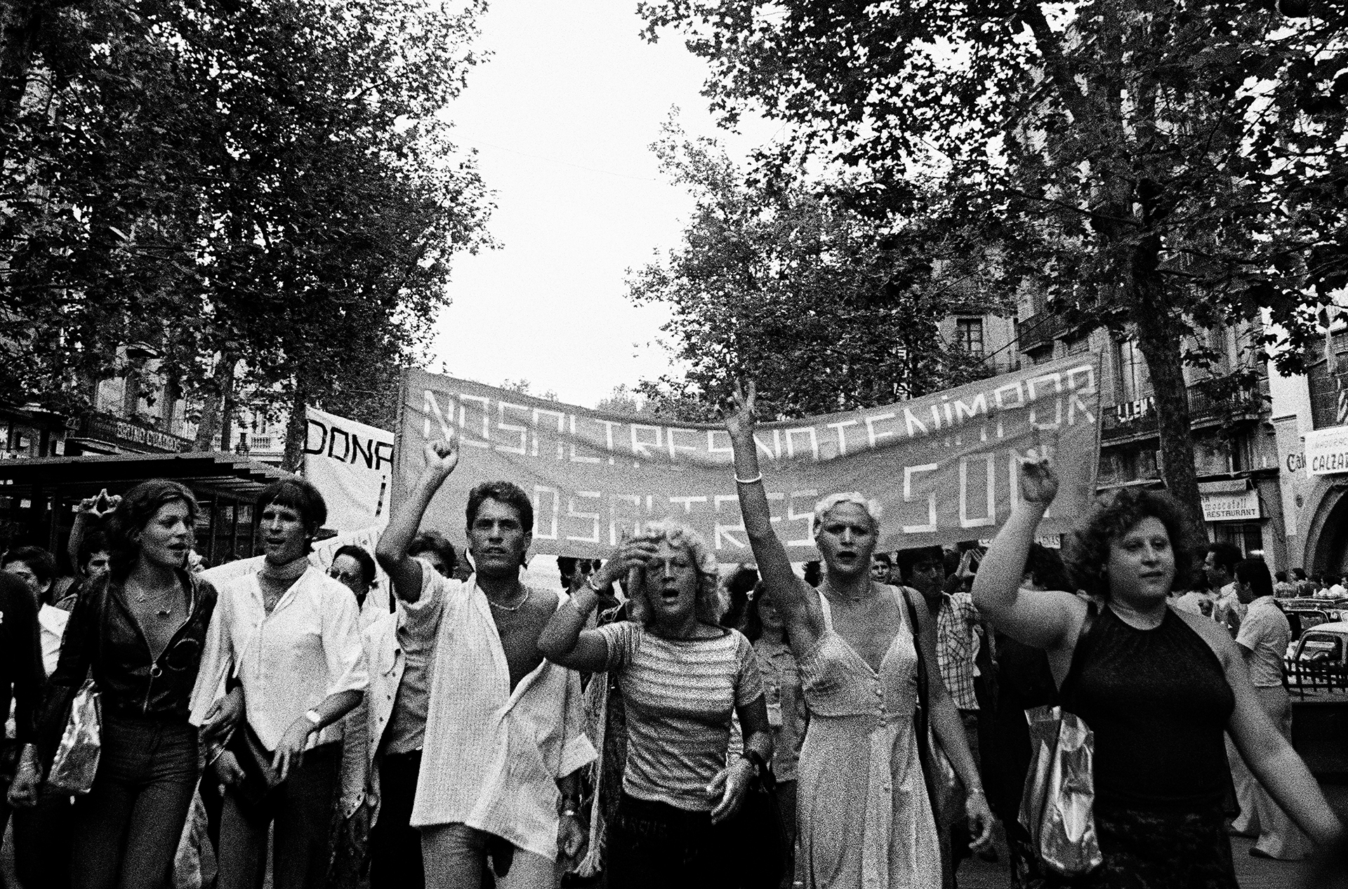 Manifestación Gay. Barcelona, 1977 © Archivo Colita Fotografía