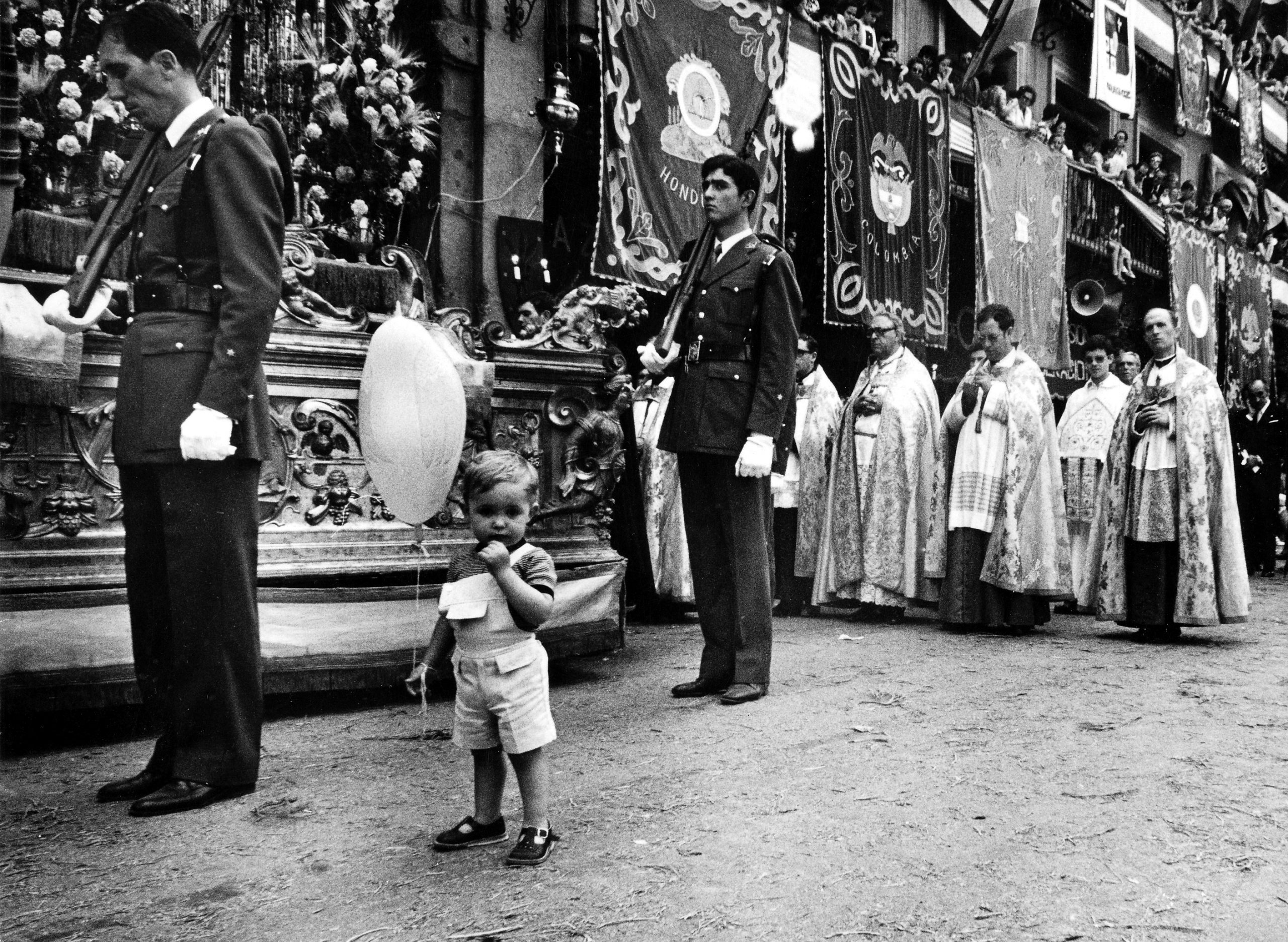 El desafiante niño del globo. Procesión del Corpus - Brisset, Toledo, 1976