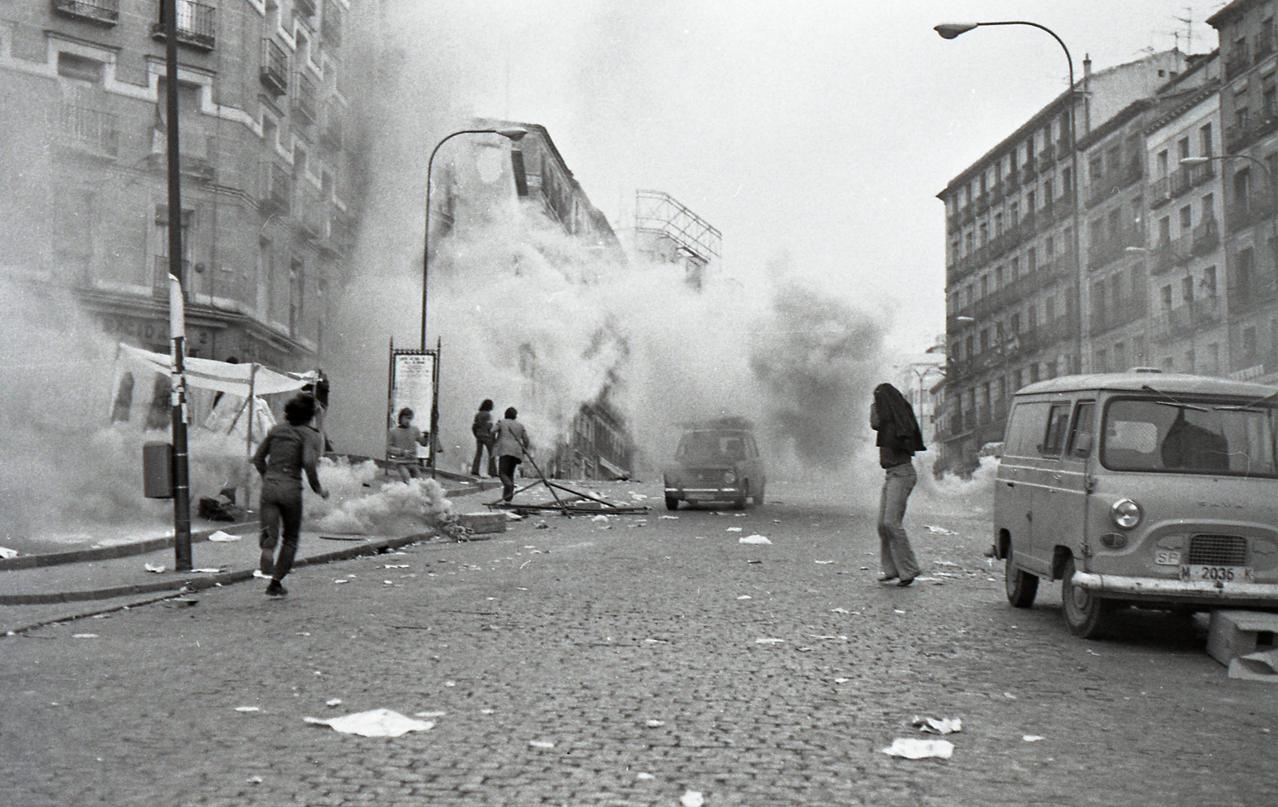 Botes de humo en El Rastro (Andrés Palomino, 1977)