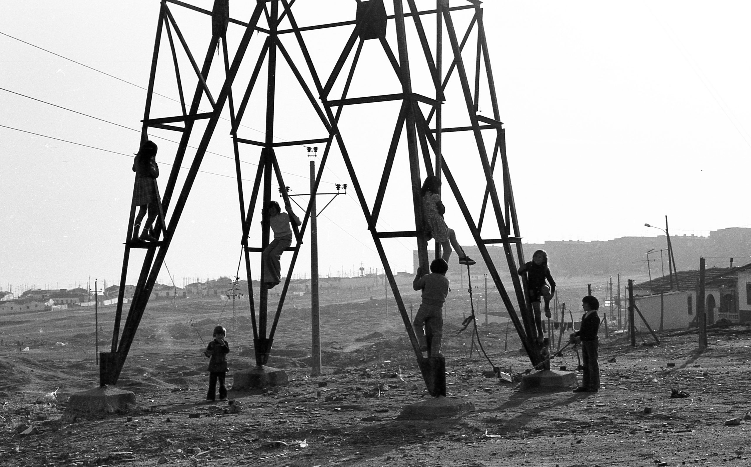 Niños en columna de alta tensión_ Palomeras (Andrés Palomino, 1974)