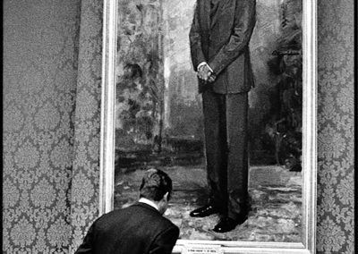 Don Juan Carlos observa su imagen en un cuadro de Ricardo Macarrón en el Salón de Ministros del Congreso de los Diputados