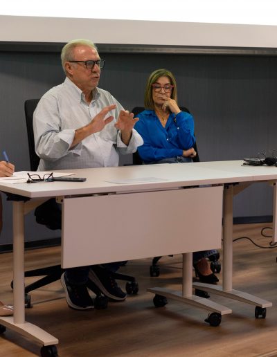 Mesa redonda Fotografía El País, en el centro Bernardo Pérez y Marisa Flórez