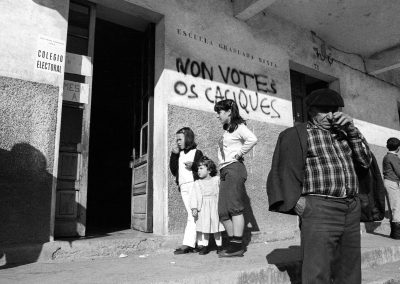 Exterior de un colegio electoral, con el mensaje «Non votes os caciques»