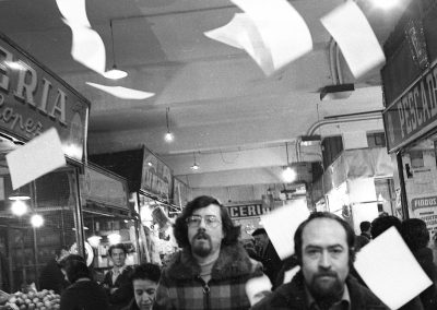Artistas plásticos tiran panfletos en el Mercado Barceló