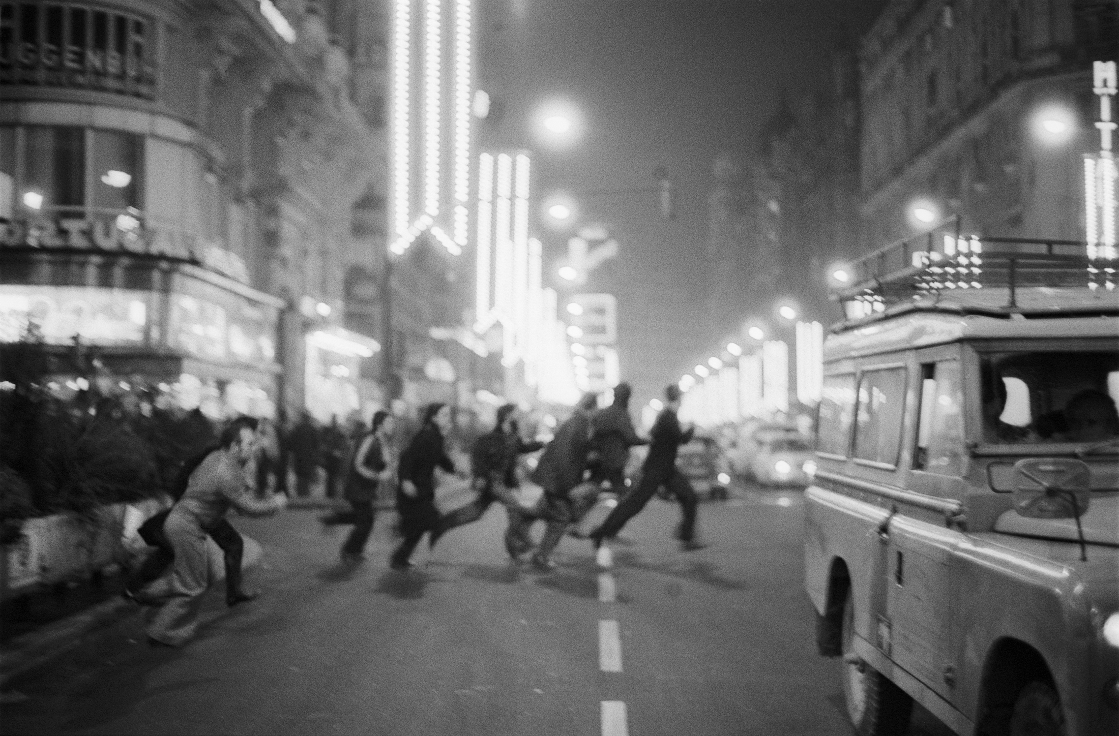 Salto en la Gran Vía, Madrid, diciembre de 1976 (Tino Calabuig)
