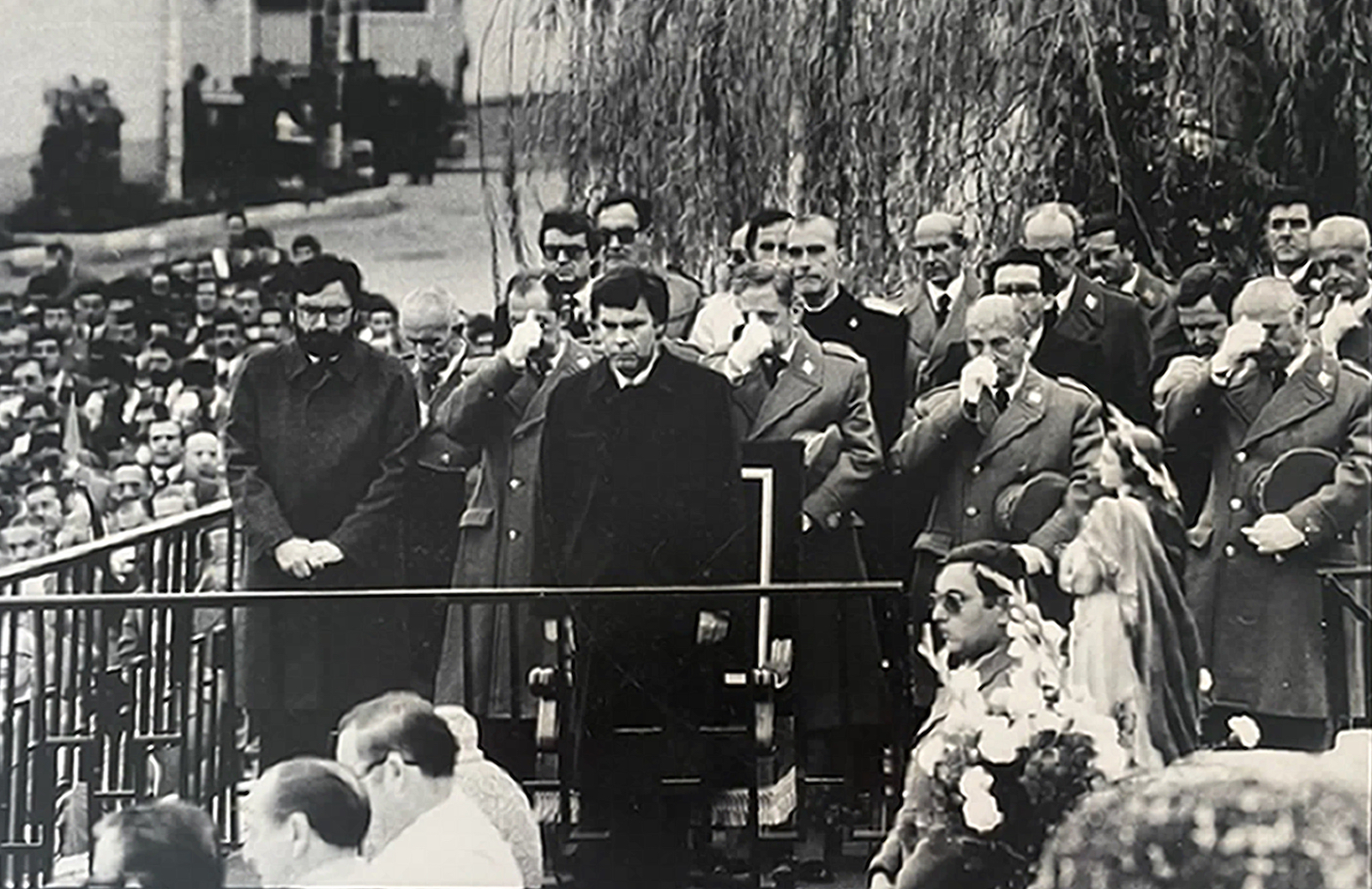 Felipe González y Narcís Serra en misa castrense (Queca Campillo, 1982)