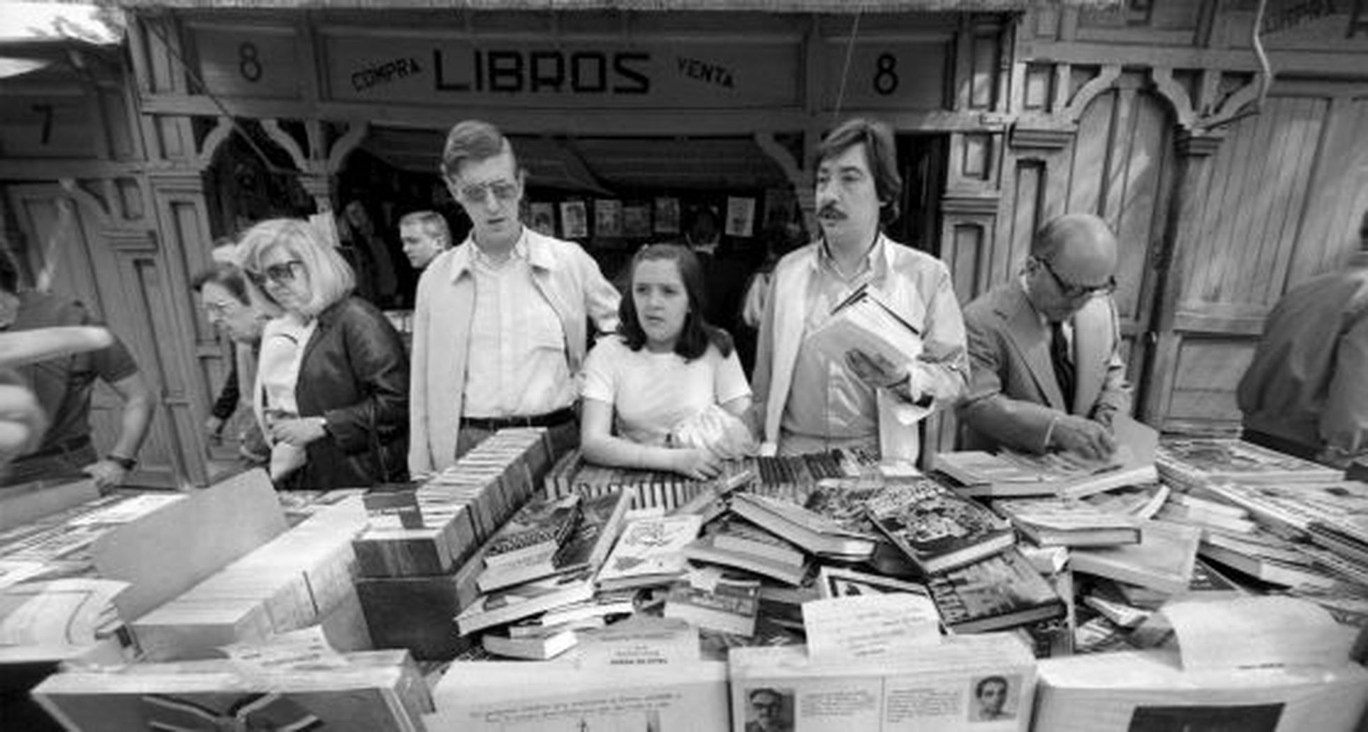 Puesto de libreros en la Cuesta de Moyano en diciembre del 79 (García Francés, 1979)