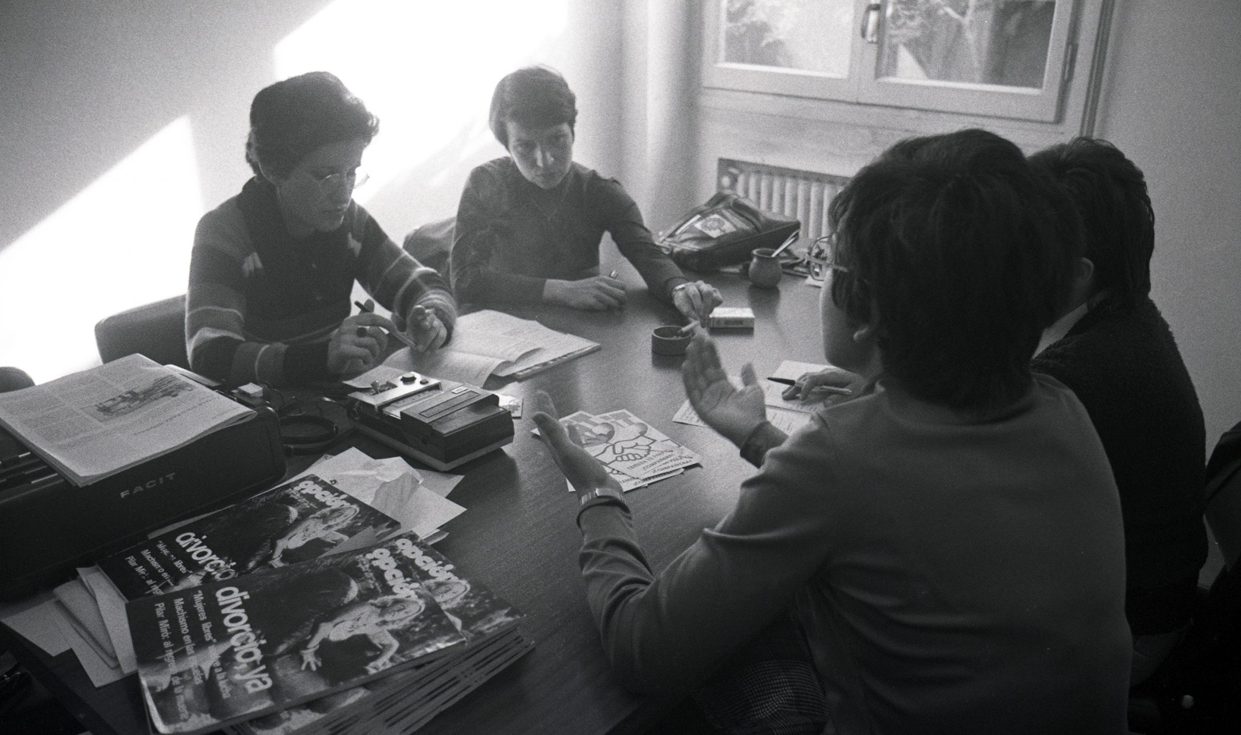 En la redacción de la revista Opción (Barcelona, 1977)